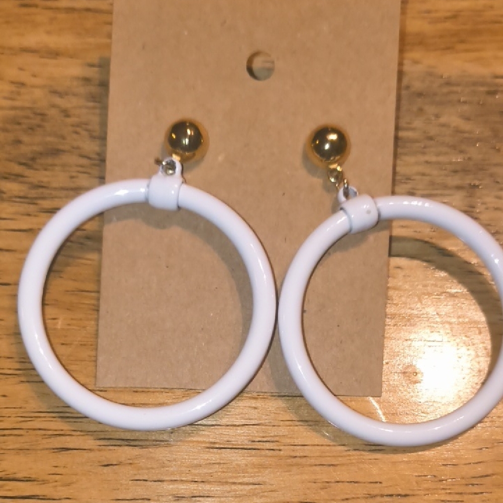Vintage White and Gold Circle Earrings